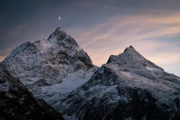 Vorder Sustenhorn und Sustenspitz – Blaue Stunde mit Mond