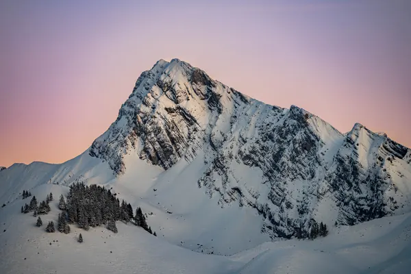 Oberbauenstock nach Sonnenuntergang – Pastellfarben während der Blauen Stunde