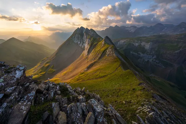 Hoh Brisen bei Morgenlicht – Sonnenstrahlen am 1. Augustmorgen