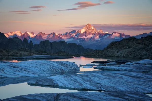 Finsteraarhorn bei Sonnenaufgang – Erstes Morgenlicht über den Berner Alpen