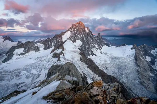 Finsteraarhorn am Oberaarhorn – Morgenrot über dem Gletscher