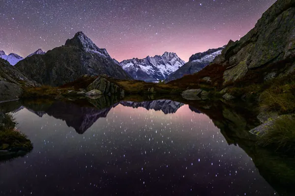 Schreckhorn am See – Nachthimmel mit Spiegelung