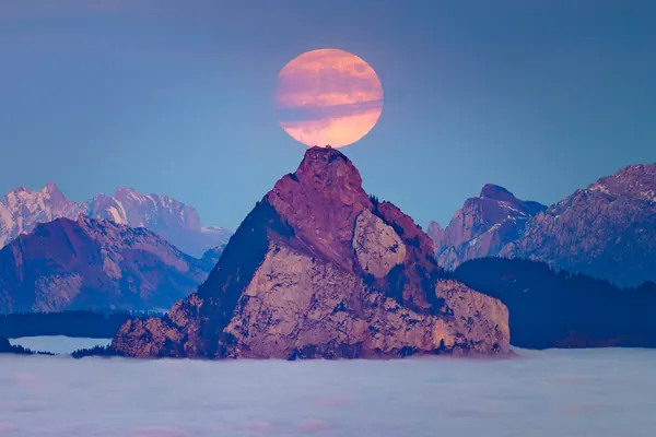 Grosser Mythen mit Vollmond – Vollmondaufgang über dem Gross Mythen