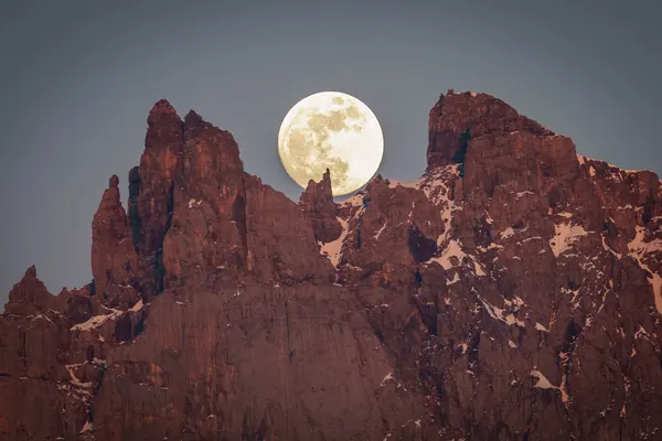 Gross Spannort mit Vollmond – Vollmond zwischen den Gipfeln