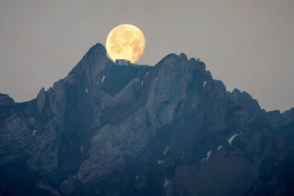 Pilatus Kulm mit Vollmond – Vollmonduntergang über dem Pilatus