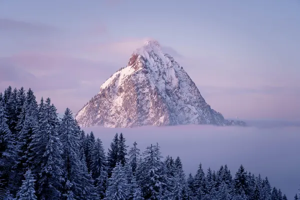 Grosser Mythen im Winter – Winterstimmung während der Blauen Stunde