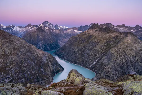 Grimselsee mit Finsteraarhorn – Blaue Stunde mit Pastellfarben