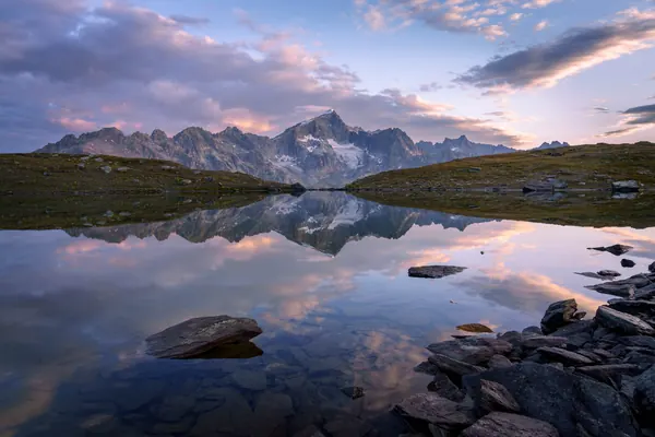 Galenstock am Schwärziseeli – Sonnenaufgang mit Spiegelung