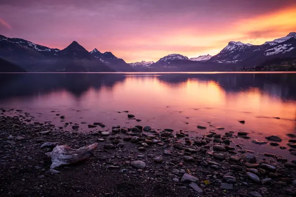 Morgenstimmung am Vierwaldstättersee – Morgenrot über dem See