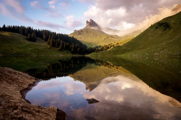 Bietstöck am Bannalpsee – Streiflicht mit Spiegelung