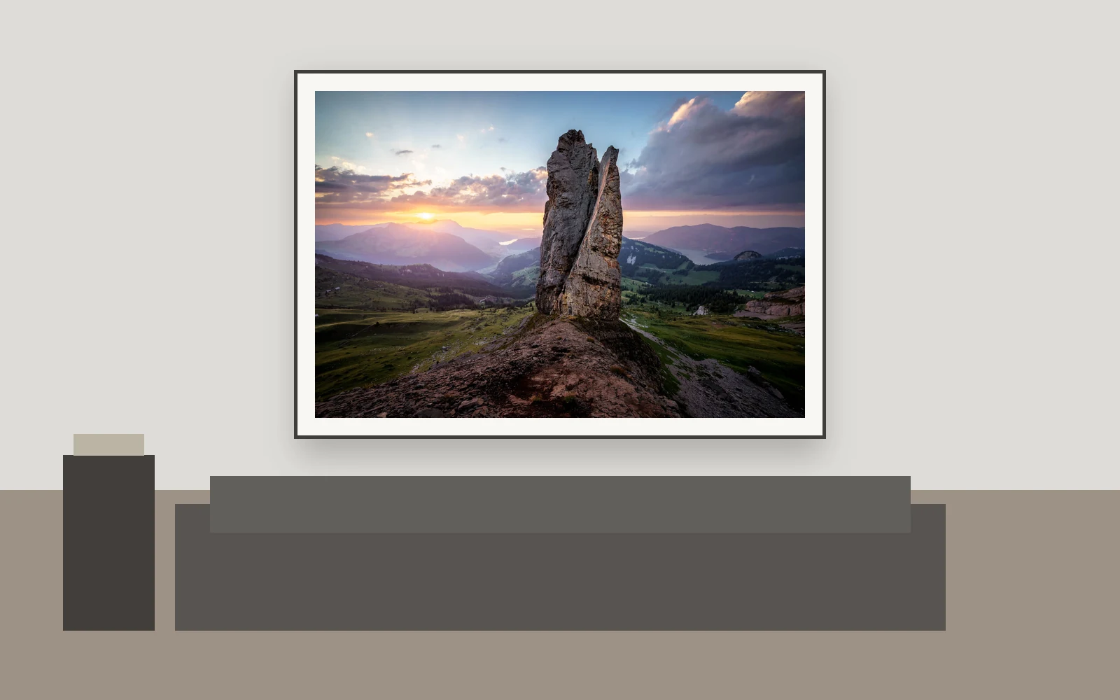 Bergfotografie als Print in einem reduzierten Wohnraum