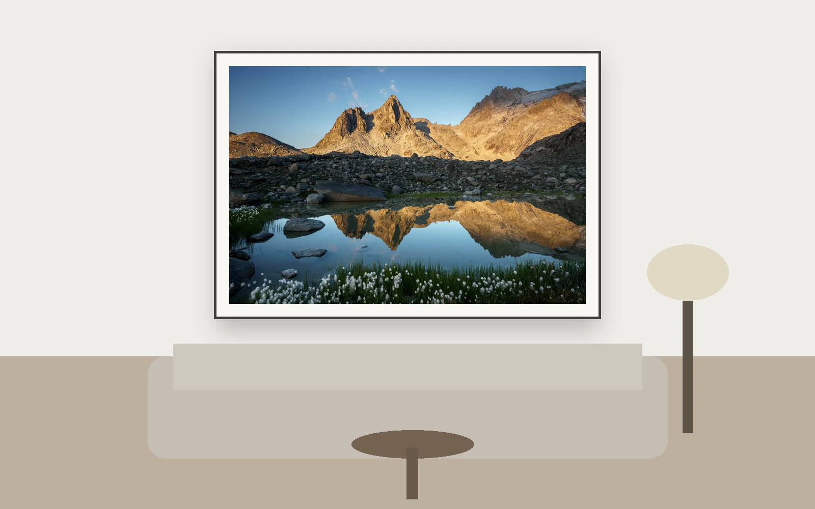 Bergsee-Fotografie als Print in einem hellen Wohnraum