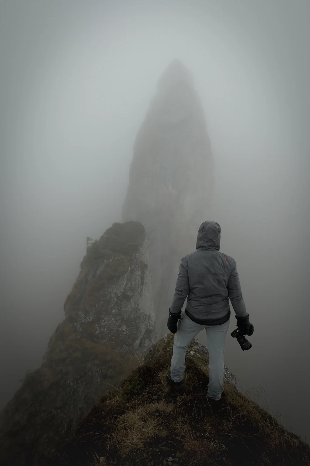 Theo von Büren mit Kamera in einer nebligen Berglandschaft