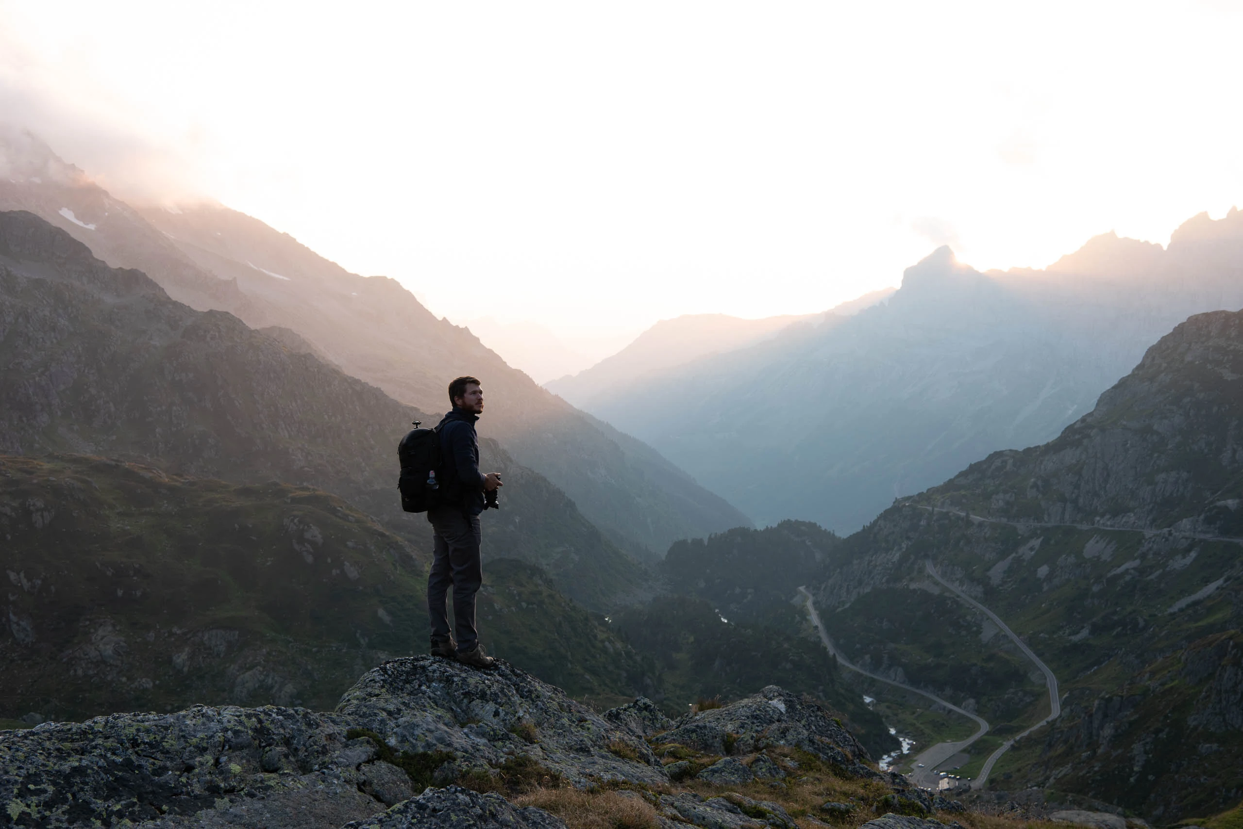 Theo von Büren mit Kamera und Rucksack in der Bergwelt