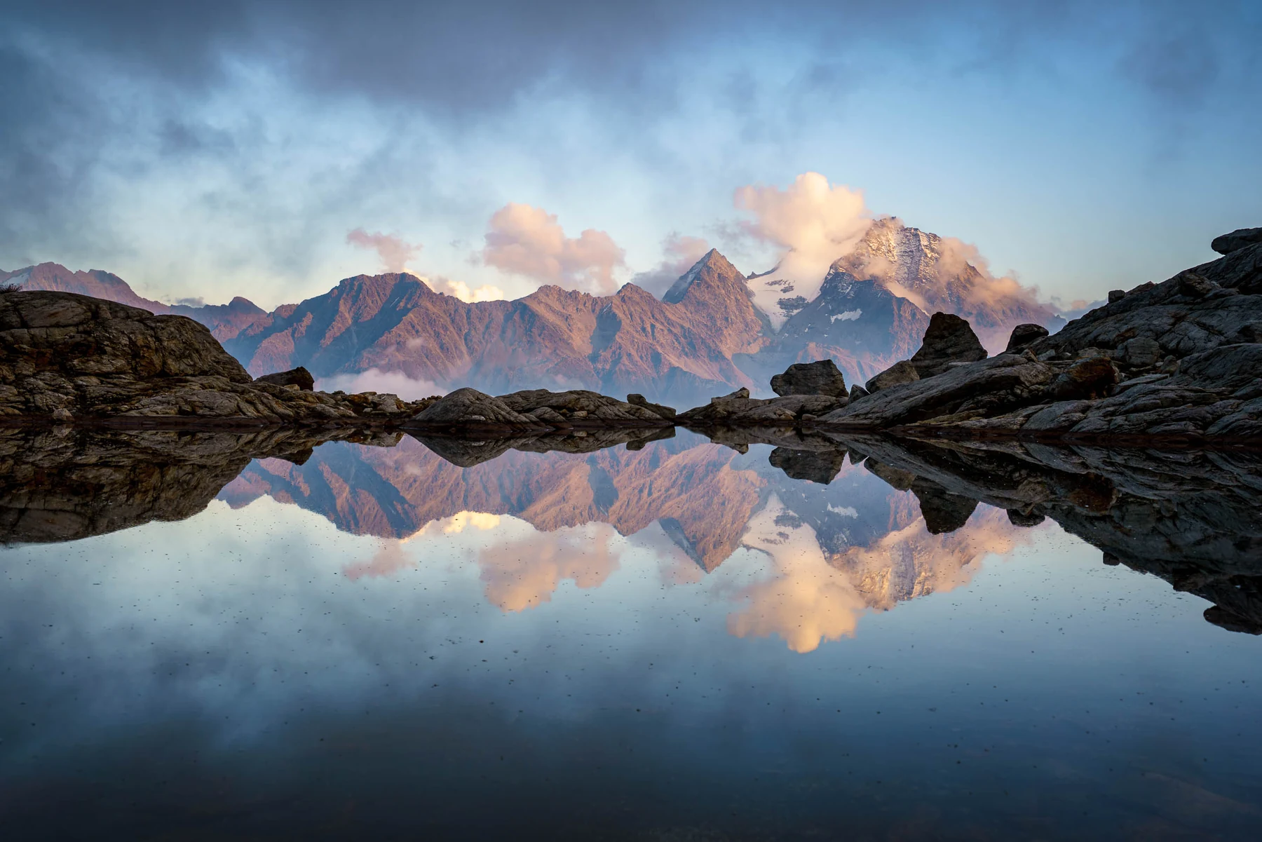 Ruhige Bergseespiegelung in den Schweizer Alpen